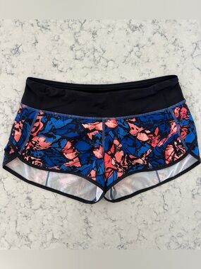 Lululemon 2.5” Speed Up shorts great condition size 6